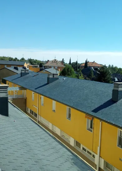 Bloque de edificios con tejas planas de pizarra Bloque de edificios con tejas planas de pizarra